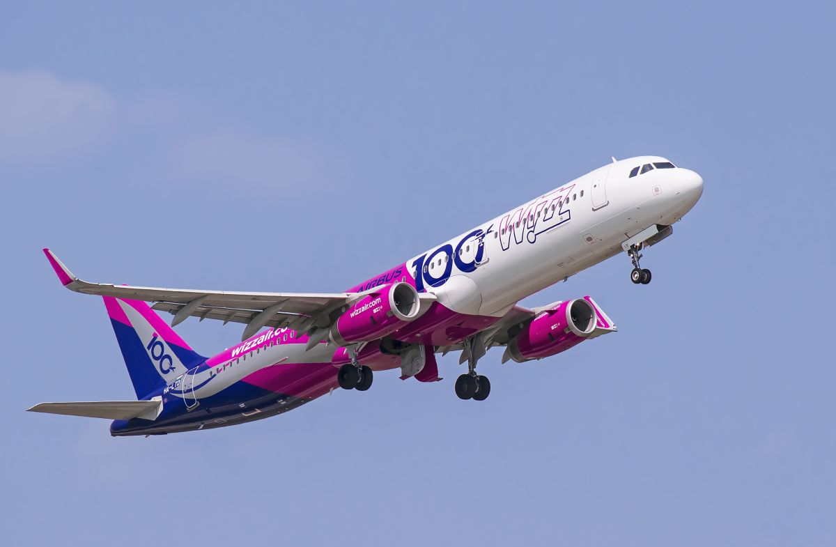 Credits. Wizzair by zeee1980/ Dreamstime
