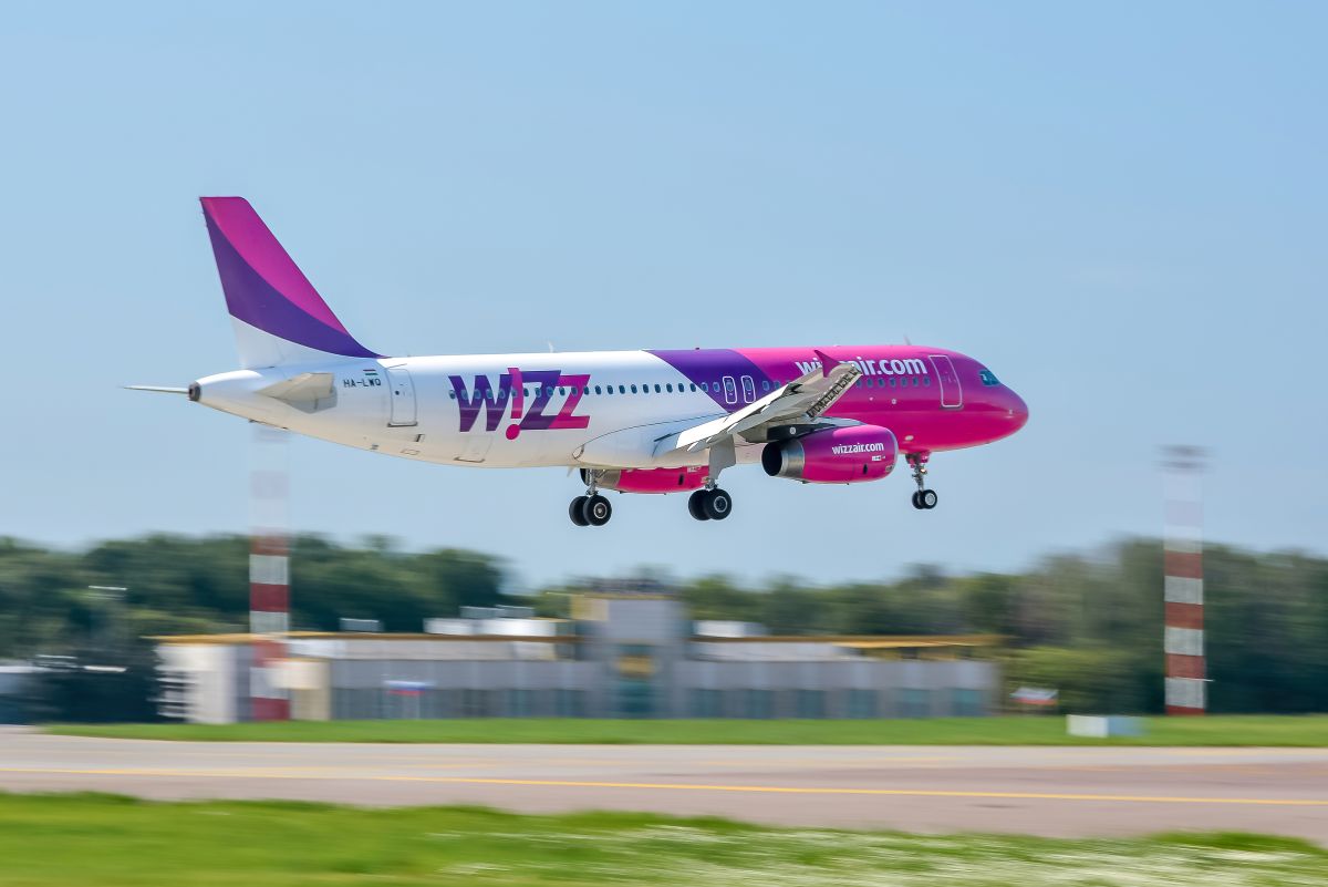 Credits: Wizzair airplane landing travel